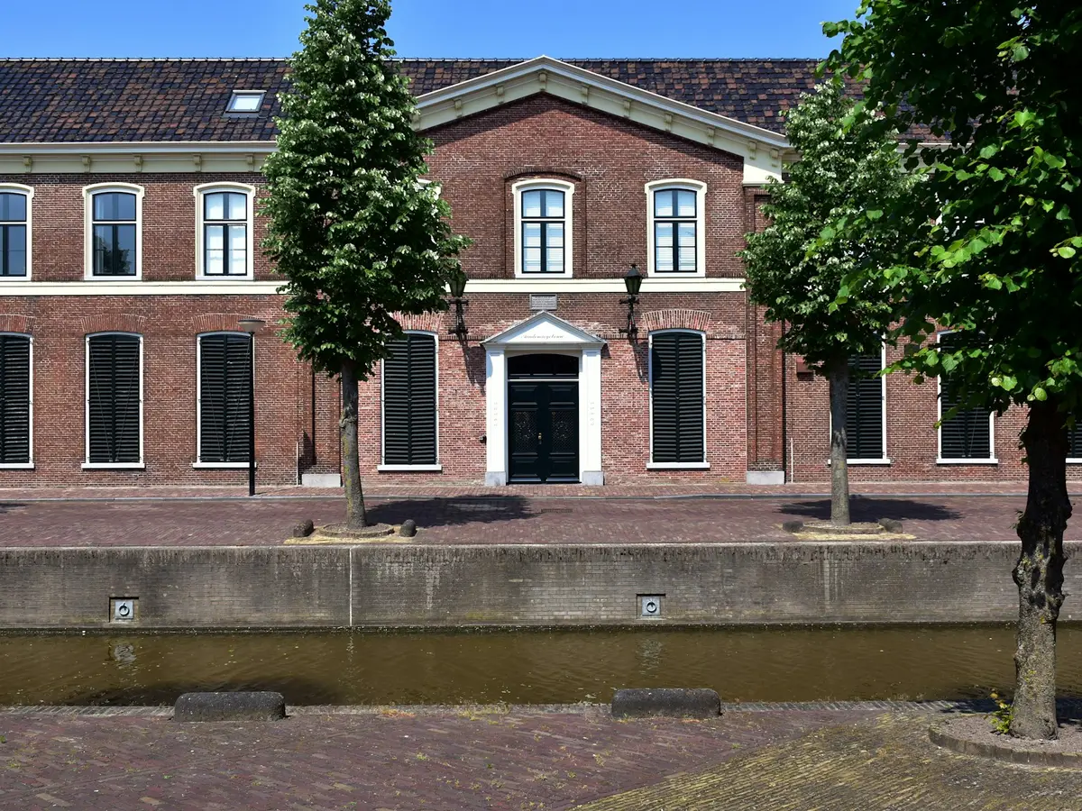 Bakstenen pand aan het water in Noord-Nederland