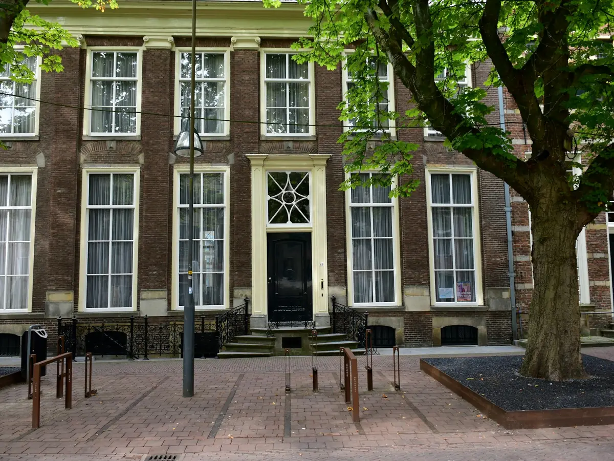 Gevel van een statig bakstenen herenhuis